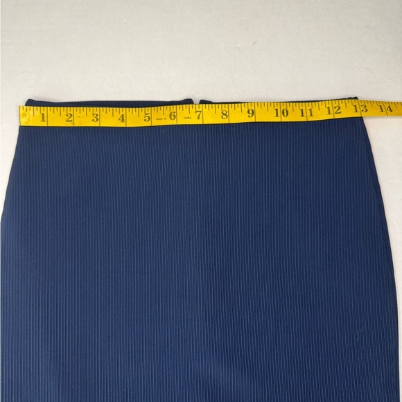 Nadia Tarr Elegant Navy Blue Ribbed Skirt Size Large.    #207 - Picture 11 of 11